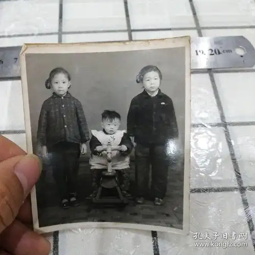 姐弟三人合照(弟弟骑木马)