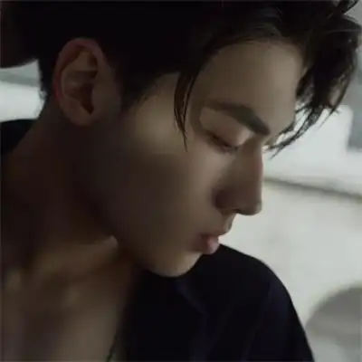 一组2023很有氛围感的成熟稳重男头图片分享来啦,这组头像中的男生们