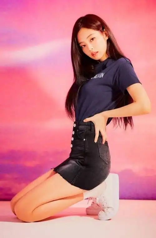 不过既然作为在时尚界里很受欢迎的女明星,jennie在穿衣风格上也是很