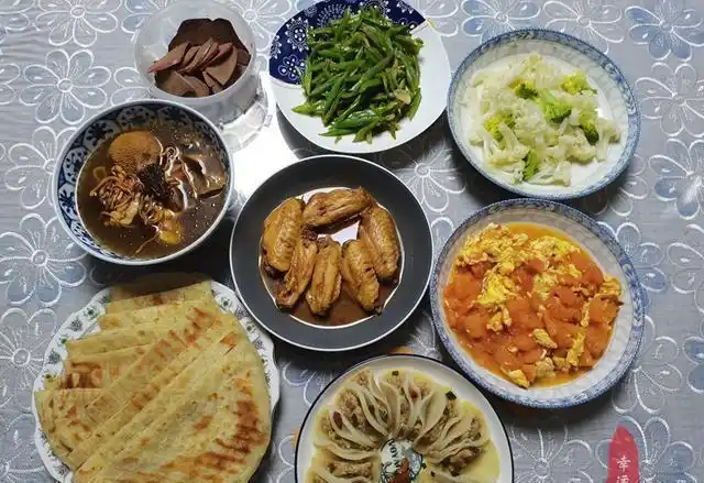 老两口带着孙女一起吃晚饭,有荤有素的家常菜,还有营养的菌菇汤