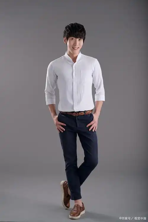 男士白色衬衫搭配什么裤子更有时尚感
