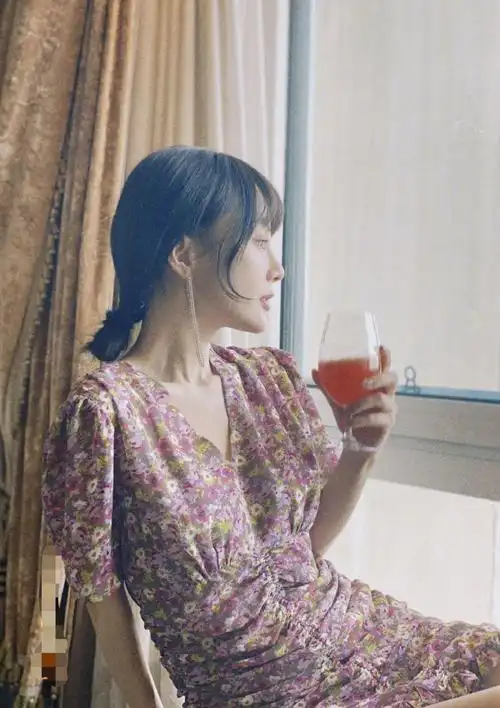 李小璐告别嘻哈风!碎花裙搭配齐刘海虽显土气,但小女人味十足