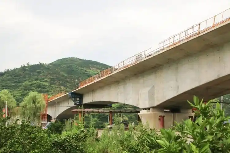 线间距5米,梁体为单箱单室,变高度,变截面直腹板结构