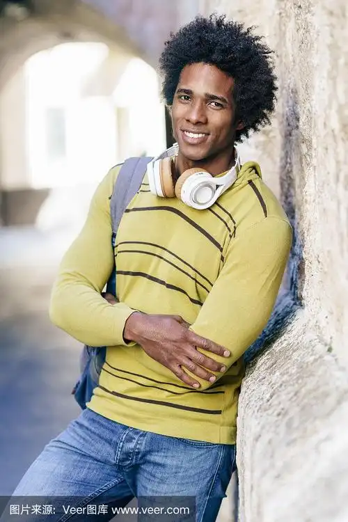 一个长着非洲发式的黑人在格拉纳达观光