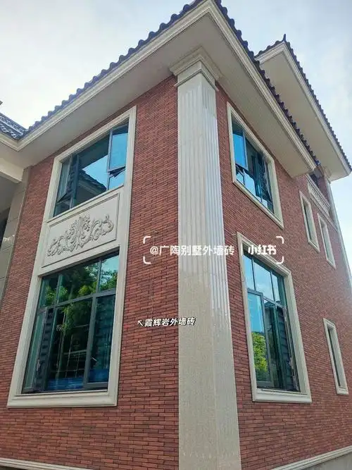 别墅外墙选用广陶红色的霞辉岩来装饰,局部深色的石材干挂来增添撩骀