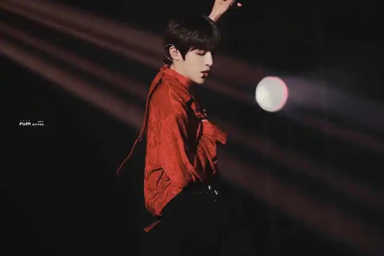 多彩的夏天有不同的味道,快看@unine_夏瀚宇 的夏日彩色穿搭