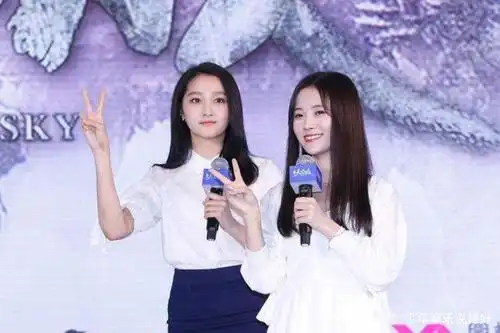 关晓彤21岁鞠婧祎24岁,两人同台时画面亮了,没对比就没伤害