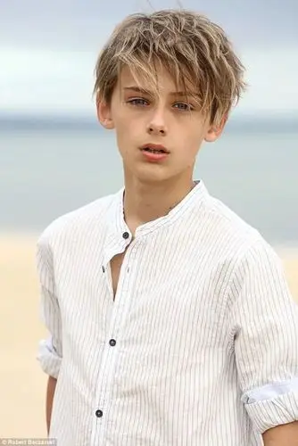 世界上最帅男孩长大,191身高加8块腹肌不负众望,成阳光美男子_腾讯