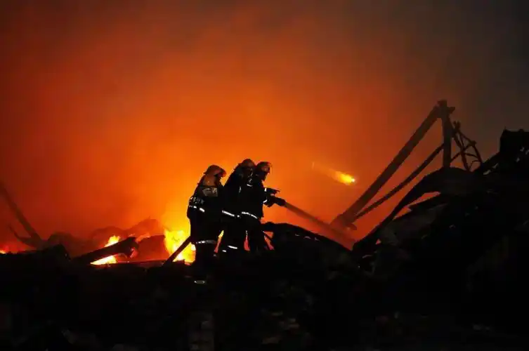 从每一张照片中我们看出了为民,付出,勇敢,担当向每一位消防员致敬