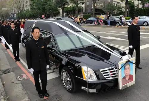 公祭仪式完成后,李照雄遗体在108辆高级轿车护送下,车阵迤逦长达一