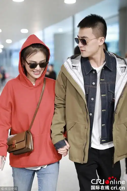 马思纯与欧豪机场牵手撒狗粮 化身小红帽紧跟男友
