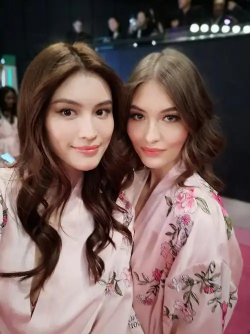 这些明星白到不需要打光 盘点娱乐圈里的合影杀手女明星 - 好查网