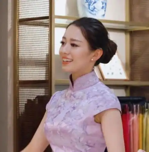 吉娜裁剪旗袍被测胸围尺寸,郎朗急忙挡住镜头,这个细节凸显贴心