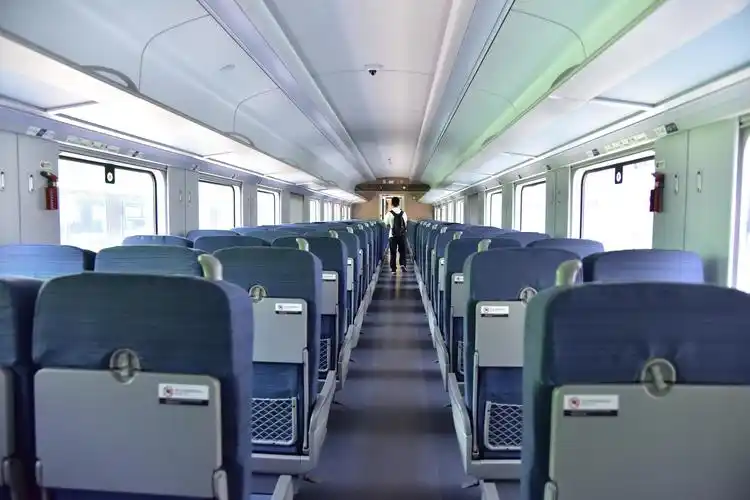 "绿巨人"来了!成都到西宁首开"复兴号"最快10小时直达