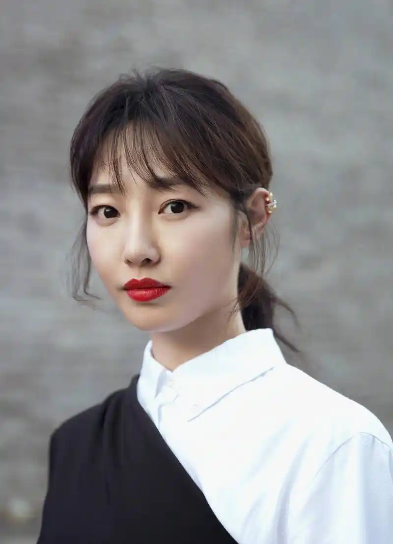 白百何亮相某活动,两套裙装都很漂亮,太撩人了