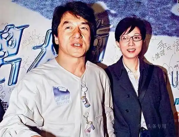 成龙宣布变更百亿遗嘱房祖名被宠一辈子这次居然败给了小龙女