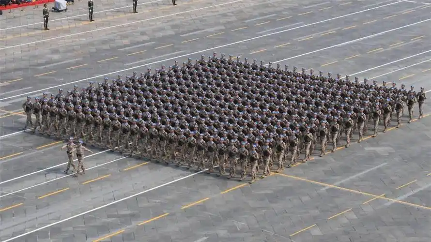 70周年大阅兵,头戴蓝色贝雷帽的维和部队方队,正步接受检阅!