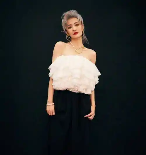 徐璐漫画腿登上热搜第一,陪妈妈上综艺意外抢镜,完美诠释名品漫画腿