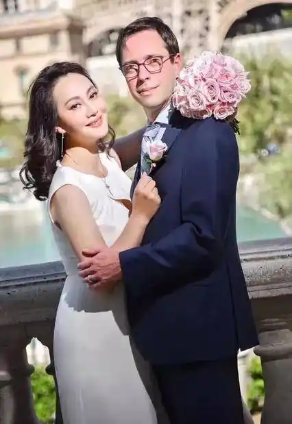 宋佳,突然高龄又产下一子,比女儿楚楚小将近17岁,为儿子取名为张帅帅