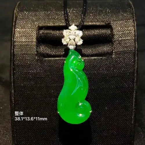 精品翡翠海马吊坠顶级玻璃种阳绿色系