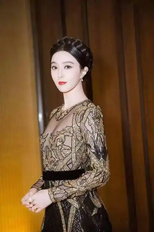 范冰冰又作妖,裸色连衣裙展露好身材,网友:到底有没穿内衣?