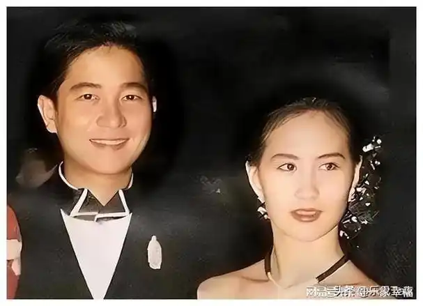 "之后,陈百强一见到朋友就会自豪地露出自己手腕上的手表说道:何超琼