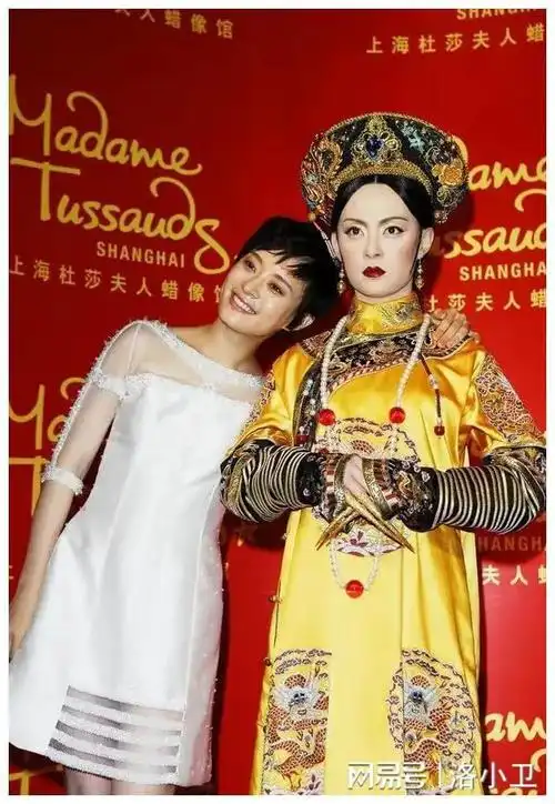 明星蜡像玩坏:张颂文多了个兄弟,鹿晗嘴被亲掉皮,孙俪被占便宜|杨幂