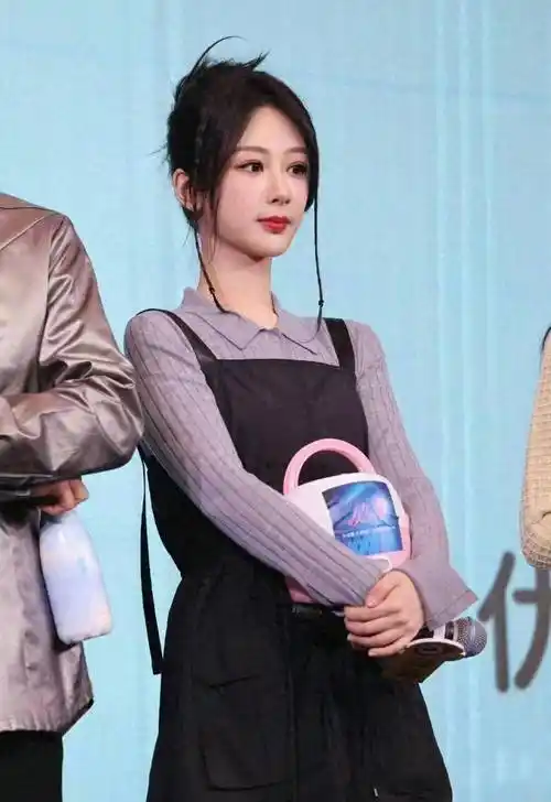 杨紫引领甜美穿搭新风尚,针织衫搭配工装连衣裙 马丁靴,美爆了_气质