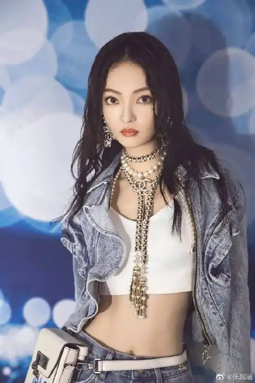 张韶涵酷飒朋克风写真大秀小蛮腰肤白貌美太性感撩人