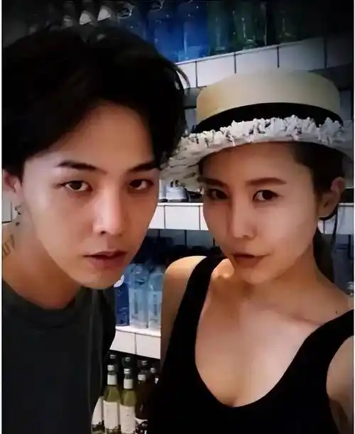 权志龙点赞事件前,她还和金泰亨传过绯闻_jennie_网友_照片