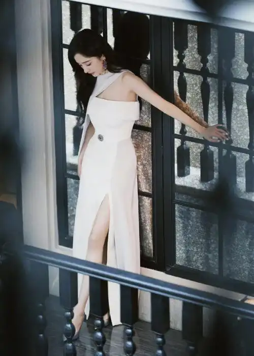 杨幂手拿郁金香侧拍##杨幂紫色耳环