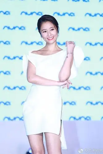 44岁林心如近照美翻了穿拉链裙涂红指甲性感撩人