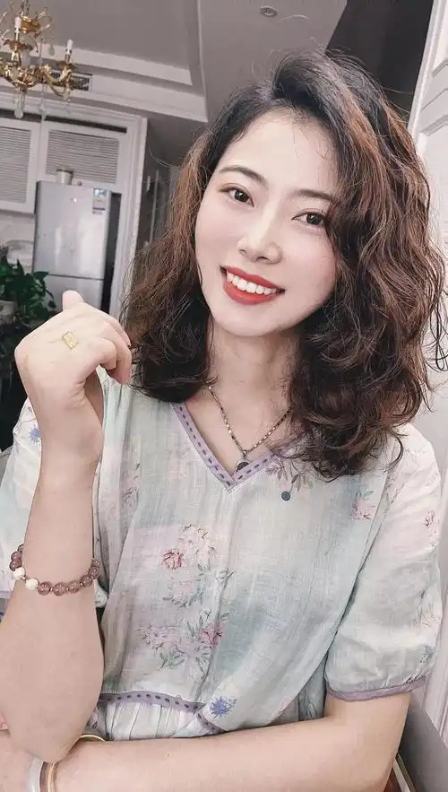 女人一过35岁,发型就选烫卷卷,洋气时尚很美满|发型|中长发|短发_新浪