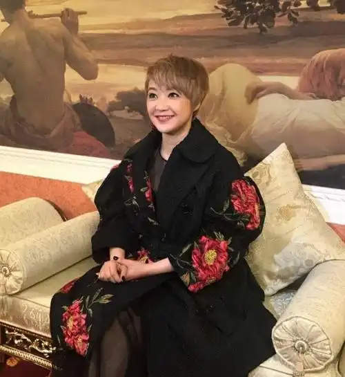 她是陈慧娴,成名作有很多,但是她最出名的作品应该是《千千阙歌》