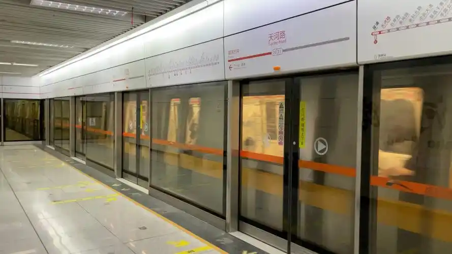 【成都地铁】2号线列车天河路出站