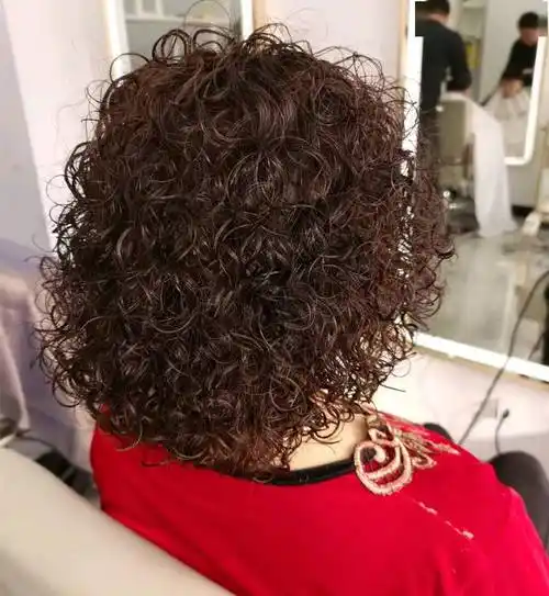 60岁女人烫什么发型好看?这9款时髦洋气卷发,端庄大气又减龄