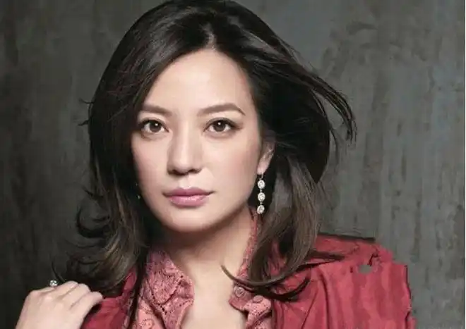 凭借《还珠格格》中的小燕子,一炮而红,赵薇现在是黄有龙的老婆,但她