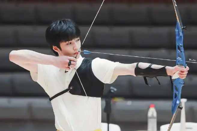 见过射箭最帅的人#刘耀文同学啊,帅哭的一批,刘耀文射中的不是白佑