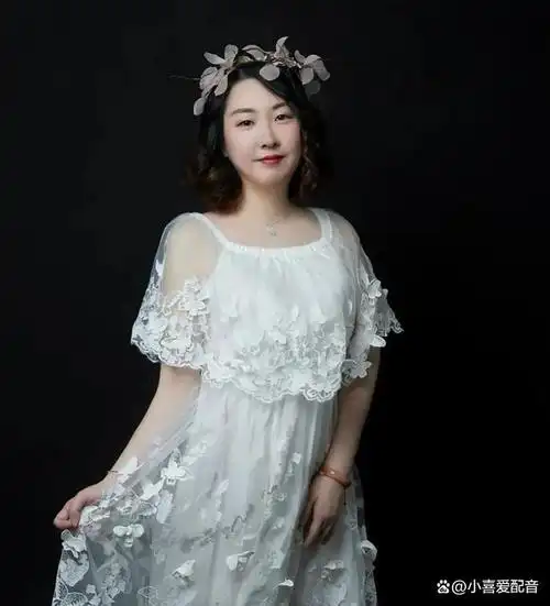 在成为喜马拉雅主播前,清灵是南京一名钢琴教师.