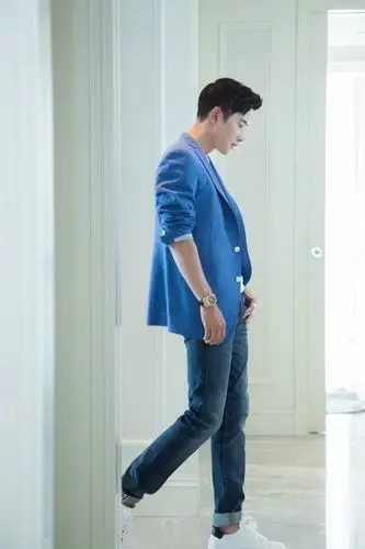 罗晋,1981年11月30日出生于江西省宜春市铜鼓县,中