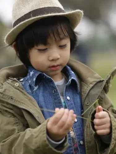 kimi长大了身高直追模特妈妈与双胞胎弟弟罕同框