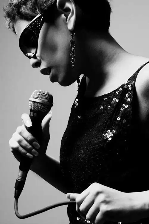 西方人,一个人,歌唱家,站,竖图,黑白,室内,特写,白天,侧面,裙子,欧洲