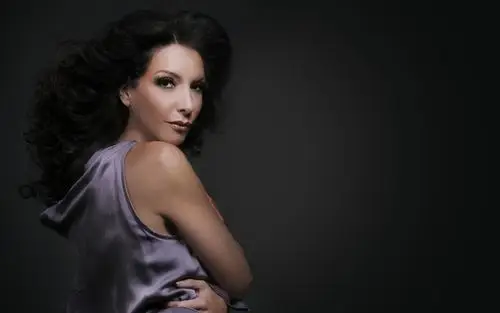 首页 女孩 卷发的女孩,黑色的背景 壁纸 卷发的女孩,黑色的背景 桌布