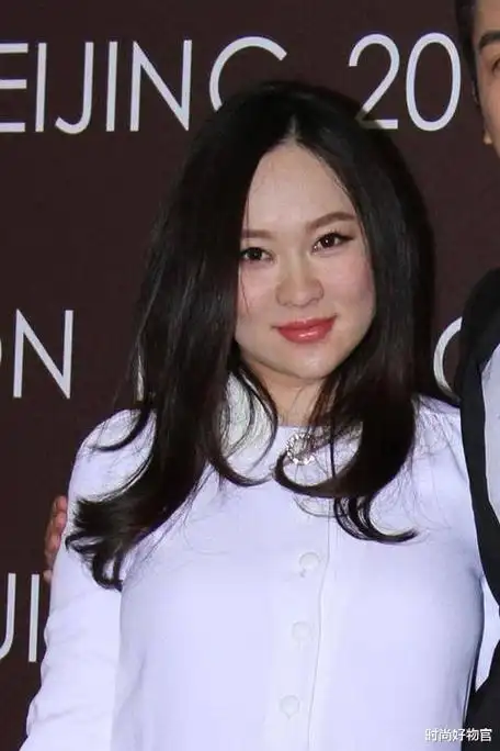 江映蓉胖到不敢认!32岁现身小商演,大腿粗壮体重突破140斤