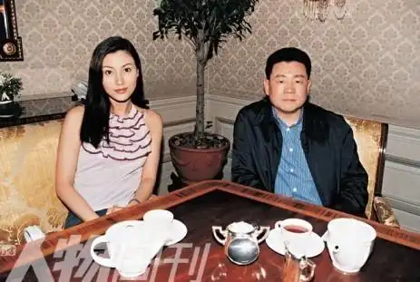 最爱刘銮雄两个女人:她离开后嫁帅气富豪公子,她独自带娃显心酸