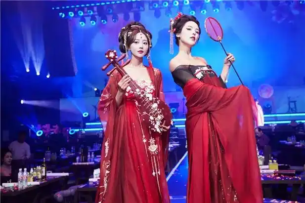 抖在上海缪斯闪耀盛典盘子女人坊古风走秀惊艳亮相