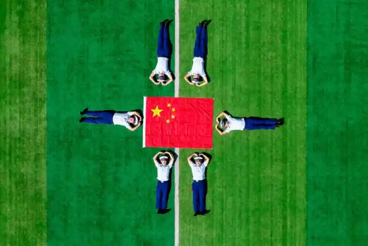 我和国旗合个影河南消防指战员花式表白祖国创意又温情