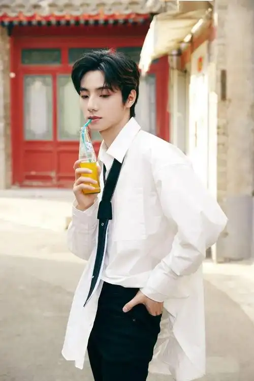 夏日男朋友男星们如盐汽水般的清爽穿搭盘点