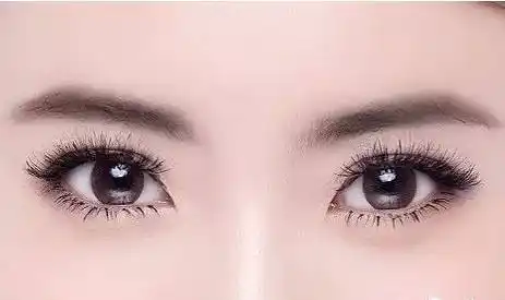 美的眼睛是这样的自然妩媚,楚楚动人.