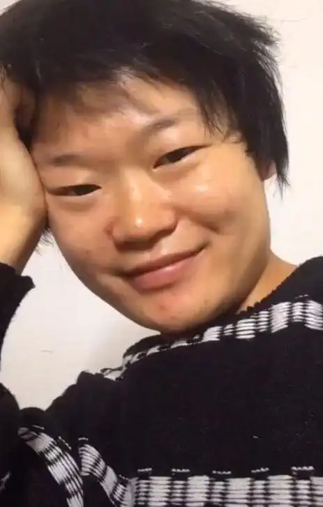 35岁阿姨网恋小奶狗看到她化妆后网友我竟然心动了